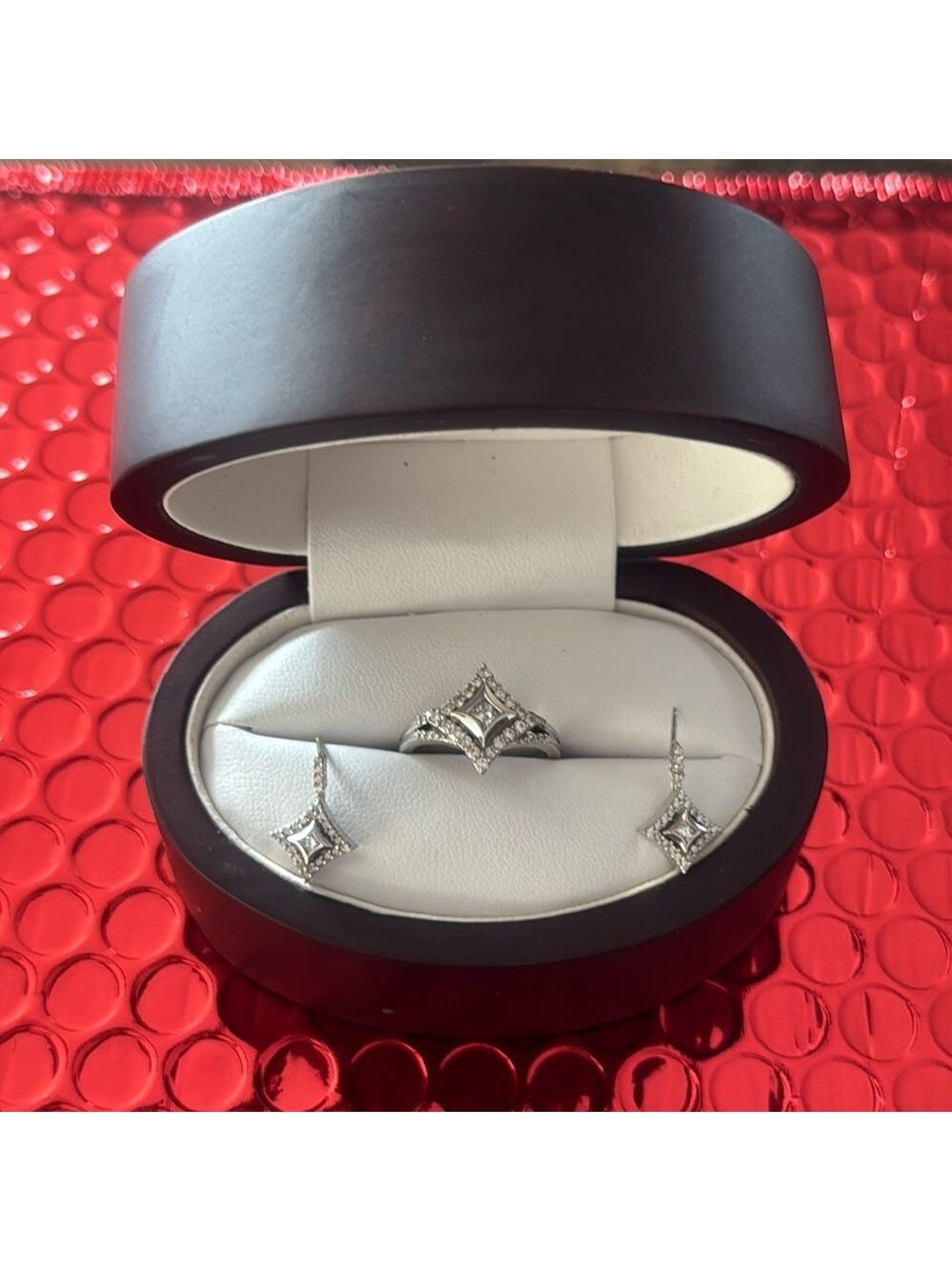 Stunning 14k white gold and diamond ring and matching earrings ❤️❤️